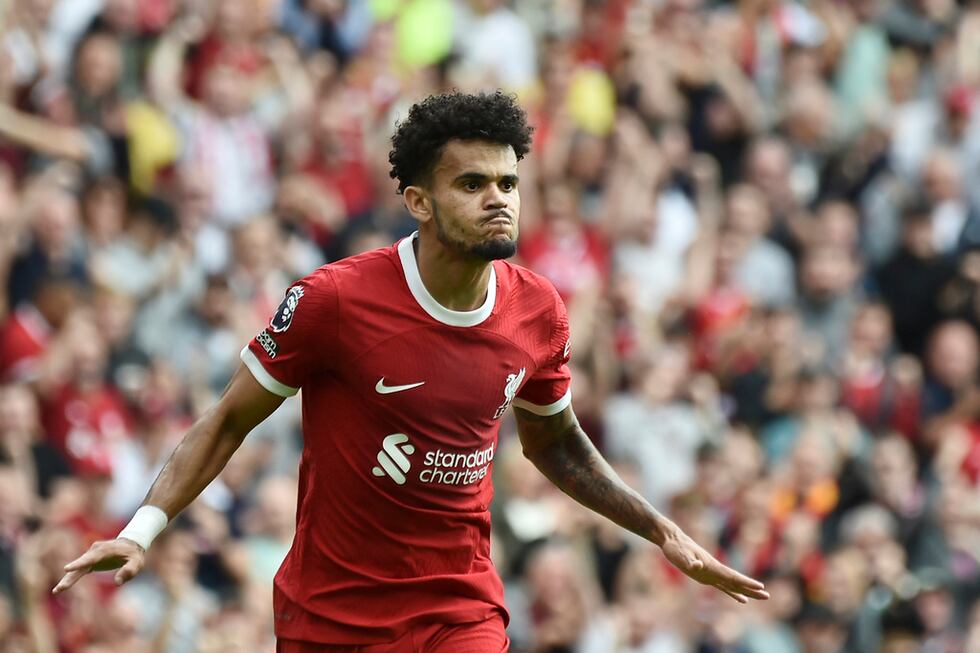 El delantero colombiano de Liverpool Luis Diaz celebra tras anotar un gol ante Bournemouth en...