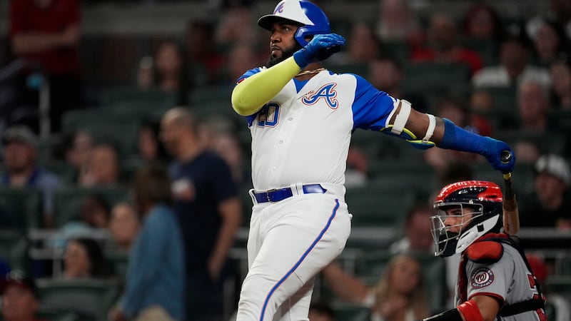 El dominicano Marcell Ozuna, de los Bravos de Atlanta, conecta un jonrón de tres carreras en...