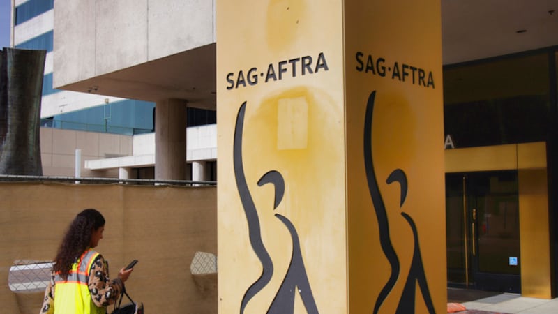 Una persona ingresa a las oficinas del Sindicato de Actores de la Pantalla-Federación...