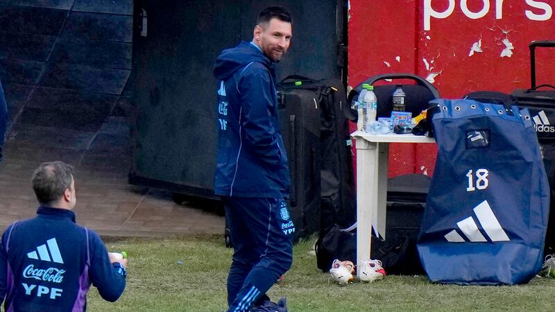 El delantero argentino Lionel Messi camina después del entrenamiento de la selección...