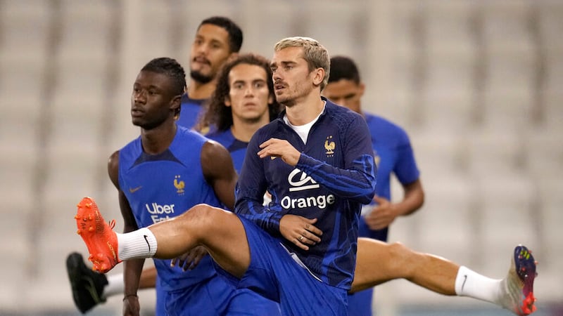 El volante francés Antoine Griezmann (centro) durante un entrenamiento del Mundial, el lunes...