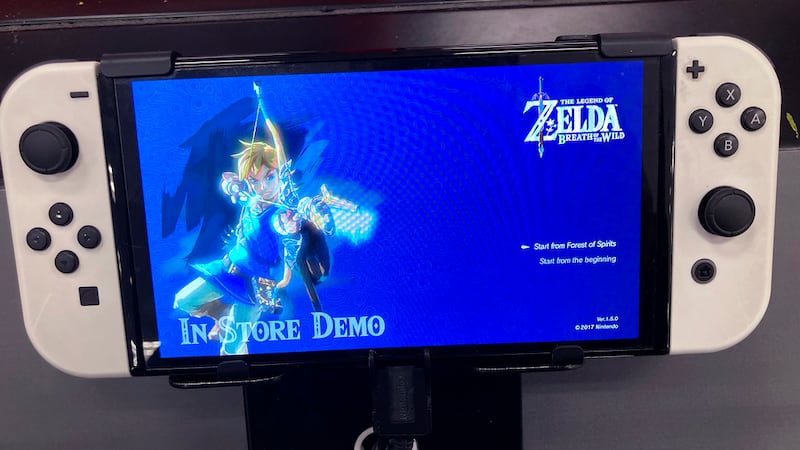 ARCHIVO - Una consola Nintendo Switch se observa en una tienda minorista en Buffalo Grove,...