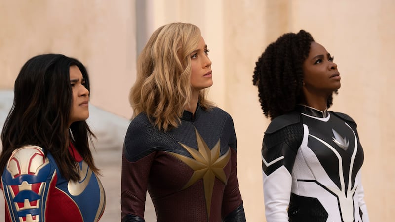 En esta imagen proporcionada por Disney, Iman Vellani como Ms. Marvel, de izquierda a derecha,...